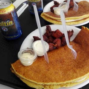 Cachapa con queso y cochino frito