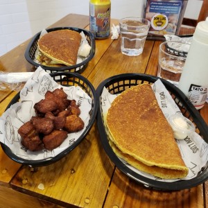 Cachapa con queso, carne esmechada, cerdo frito, nata y malta!