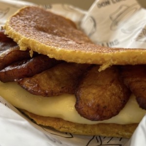 Cachapa con queso de mano y tajadas