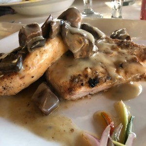 pollo en salsa de hongos