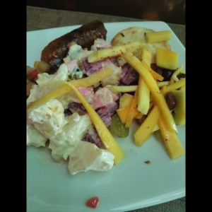 GUARNICION (Ensalada, papa, plátano maduro y arepa)