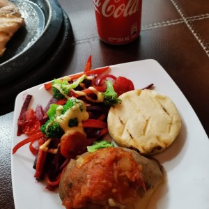 Ensalada de vegetales, papa hervida y arepa