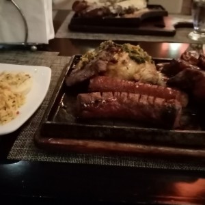 parrilla da mixta con arroz, ensalada y arepa