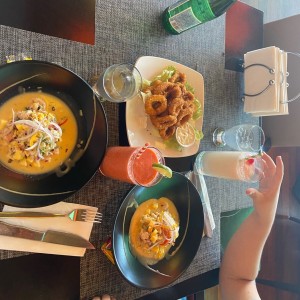 Cebiche Peruano Fusion mixto y Calamares Apanados + limonada de coco