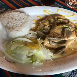 Pollo en salsa de hongos