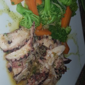 pulpo al ajillo con vegetales salteados