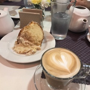 capuccino con postre de coco y yogurt