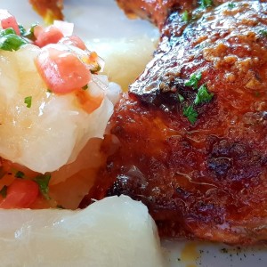 pollo asado con yuca hervida