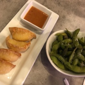 edamame y empanaditas de queso gouda
