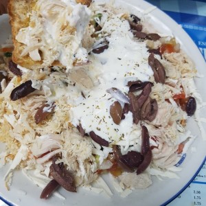 ladopsomo con pollo y salsa satziki