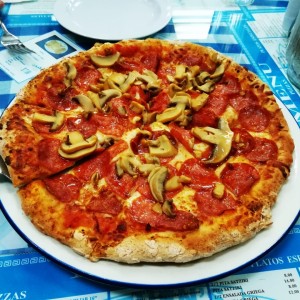 Pizzas de peperoni y hongos
