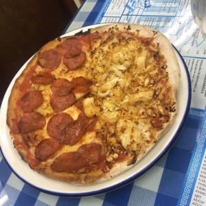 pizza de peperoni y pollo