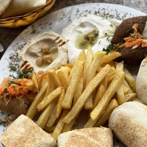 Bandeja para comoartir shawarma falafel hummus papas fritas