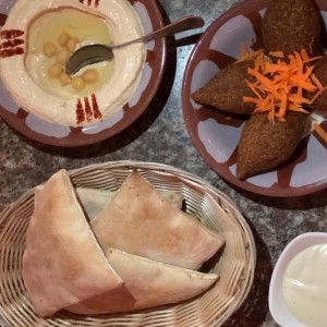 Kibe y Hummus con pan pita