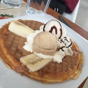 waffle con arequipe, banana y helado