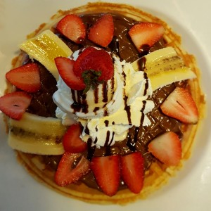 waffle de banana con Nutella y fresas