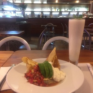limonada de coco y crespes sombre