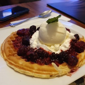 wafles de frutos rojos con helado de vainilla