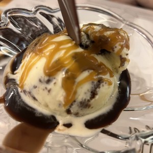 Brawnie von helado nutela y caramelo 