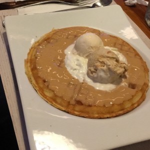 waffle de leche condensada con helado