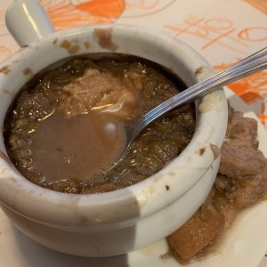Sopa de cebolla con un pan con sabor a viejo