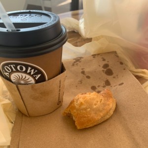 Empanada de Queso Ahumado con Chai de Especias
