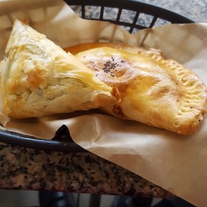 spanakopita de espinaca y feta y empanada artesanal de carne