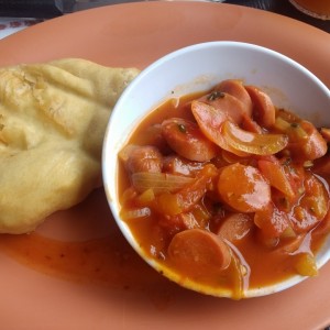 salchicha guisada y hojaldre