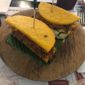 emparedado de ropa vieja en Tortilla