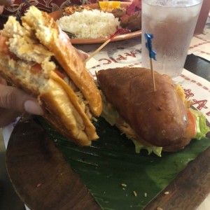 Emparedado de pollo en pan de la casa