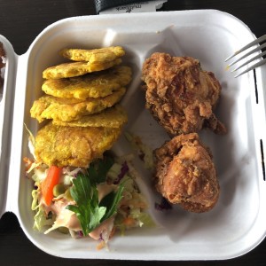 Pollo frito con Patacones.