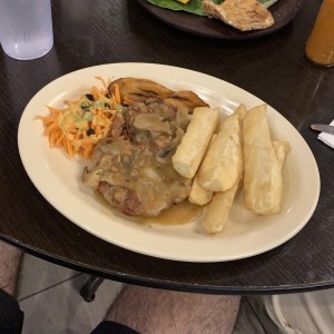 Pollo En Salsa De Hongos Y Tocino