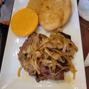 bistec encebollado