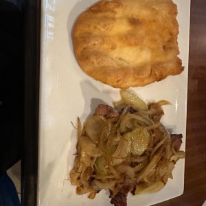 bistec encebollado