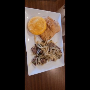 bistec encebollado