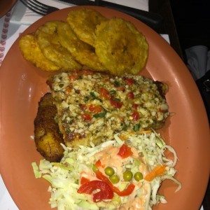Fielte de corvina al ajillo con patacones