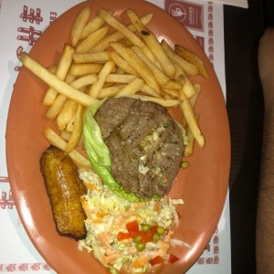 Filete de res con papas fritas