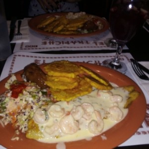 Filete de Corvina en Salsa de Camarones