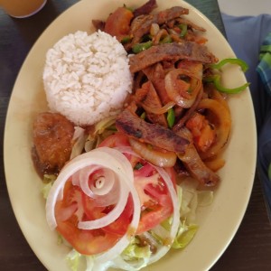 Bistec picado con arroz y ensalada de lechuga con tomate