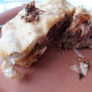 emparedado de Ropa Vieja con Hojaldre