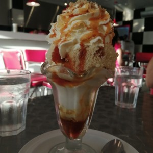No me olvides con caramelo y helado de vainilla