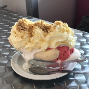 Banana Split. con mucha crema pero sin la traficional ceresa y un solo sabor de topping.