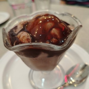 Postres - Helado de Copa chocolate con sirope de chocolate 