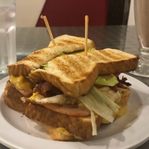 Emparedado con todo (huevo, bacon, queso, jamon)