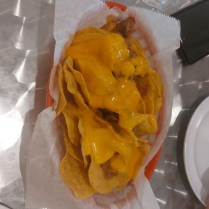 Nachos con chili y queso