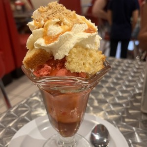 No me olvides con helado de cereza y caramelo 