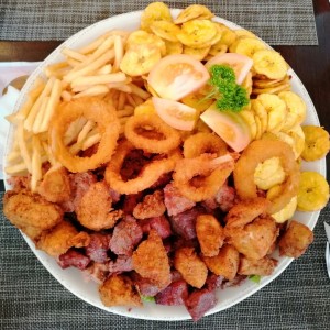 Picada de Carnes (Incluye 4 Bebidas) 