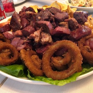 Picada de carne, pollo y chorizo