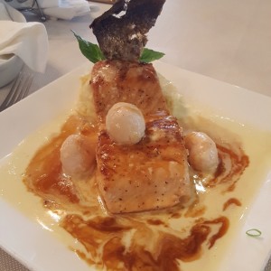 salmon con salsa lychee