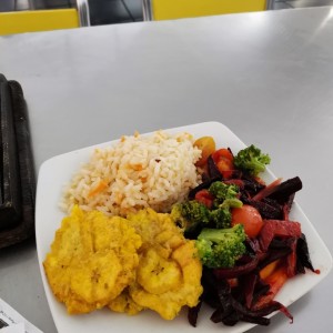 Arroz, patacones y ensalada